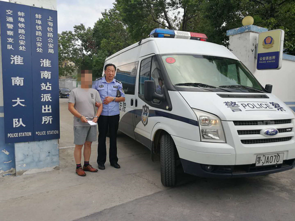执行干警抓获失信被执行人1_副本.jpg