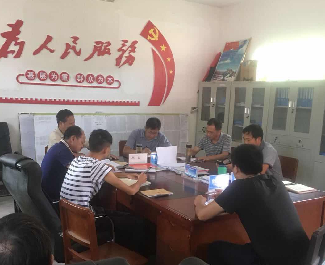 胡福东听取白杨坪村驻村工作队和村两委工作汇报.jpg