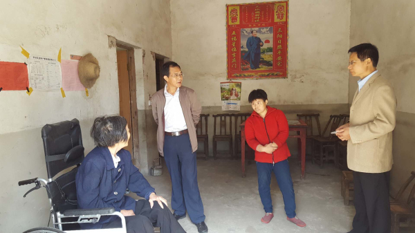 胡福东与村民谈心2.jpg